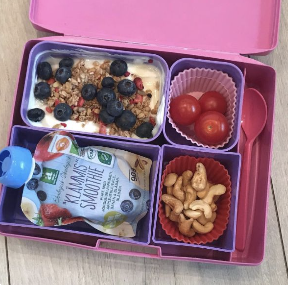 Pink Smoothie in a lunchbox by @ninakroghrud